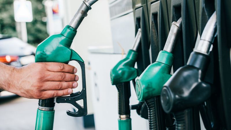 arnaque  cinq euros essence