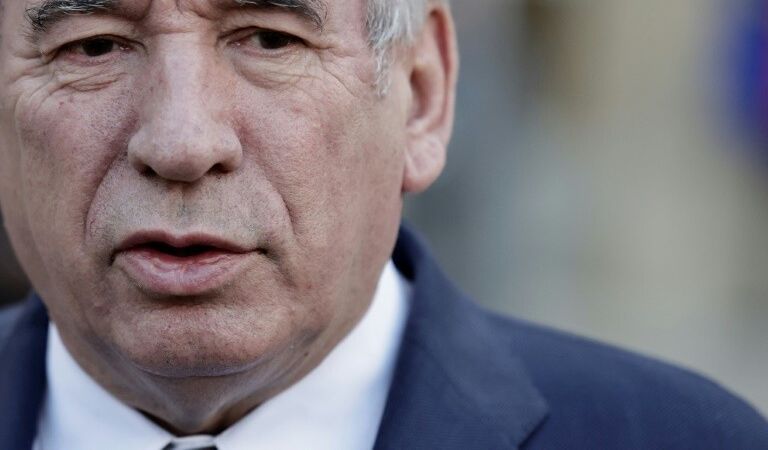 Bayrou arrivé à Mayotte, le gouvernement attendu au tournant