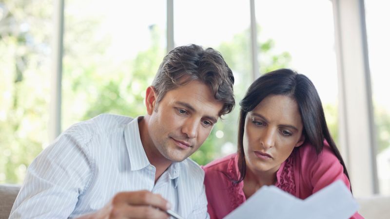 couple-remplir-papiers