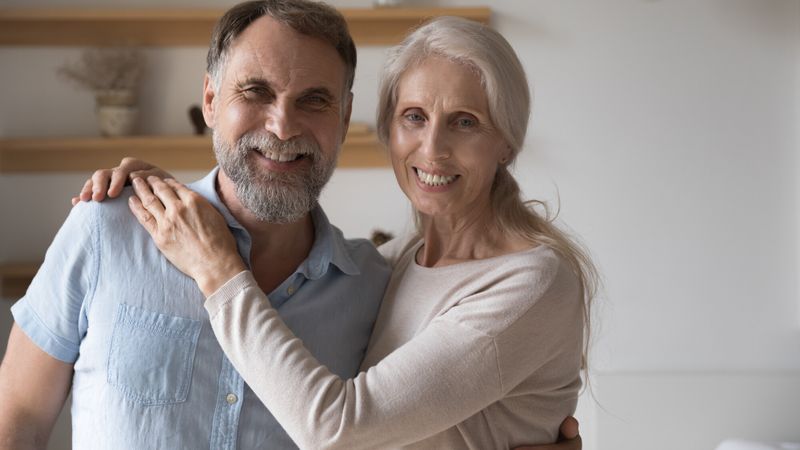 couple senior enlacé