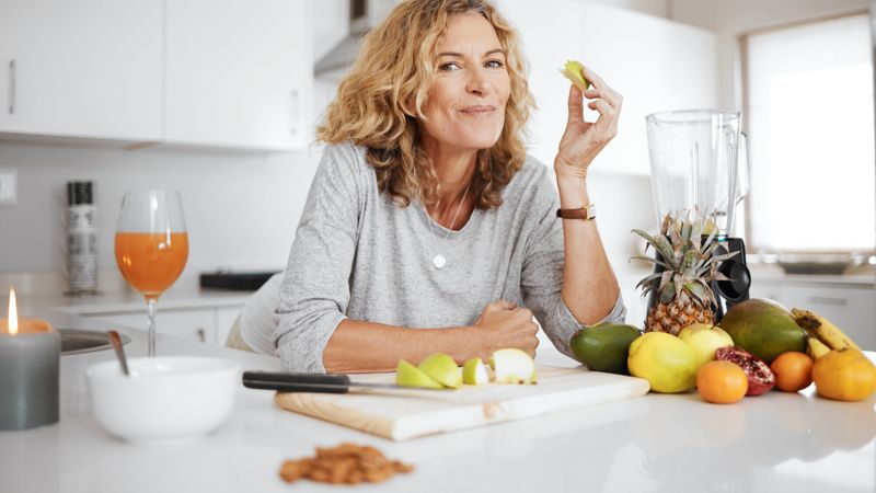 cuisine-manger-femme-jeune-senior