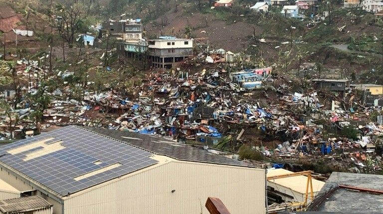 Cyclone: au moins 14 morts à Mayotte, les secours s'activent dans un "décor apocalyptique"