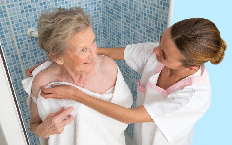 Ehpad: "Une douche tous les quinze jours, est-ce normal?"