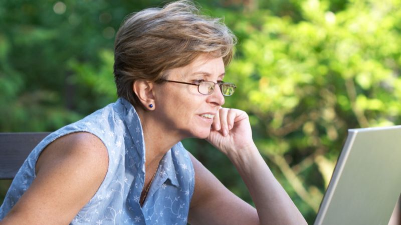 femme 50 ans retraite ordinateur