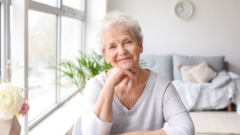 femme-agee-intérieur