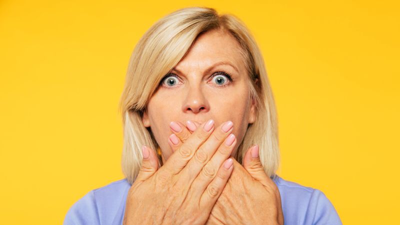 femme secret argent cachotterie