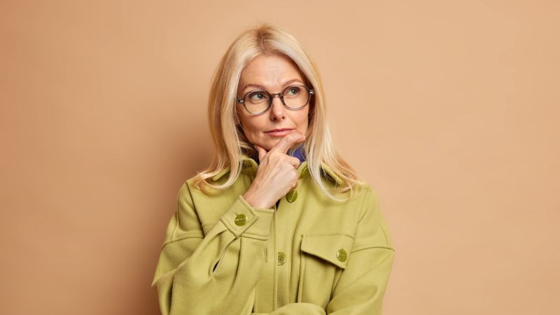 femme visage serieux