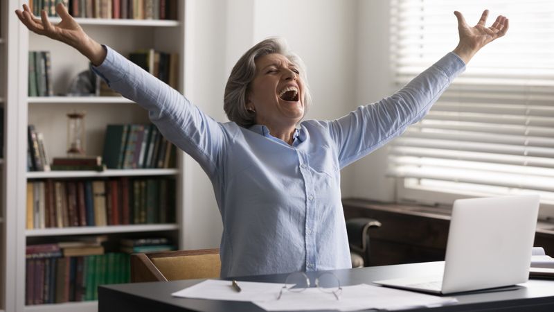 heureuse surprise senior femme