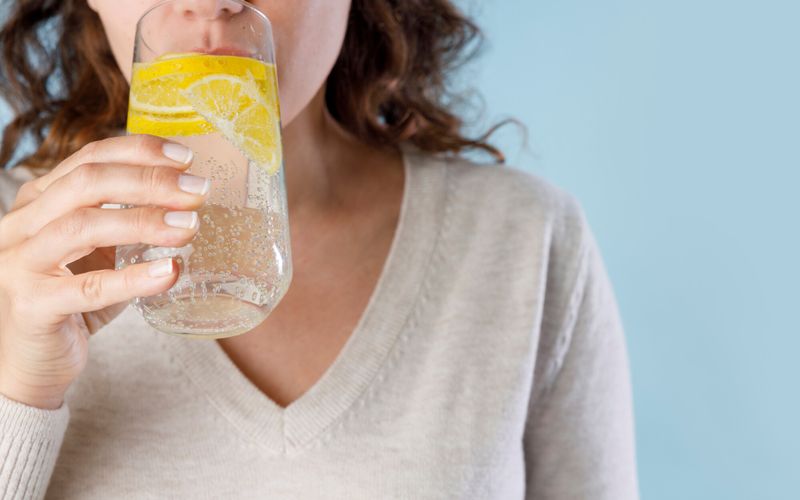 Boire de l’eau gazeuse aide-t-il vraiment à perdre du poids?