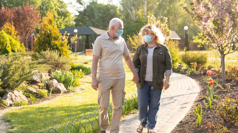 Illustration d'un couple se promenant pendant le confinement