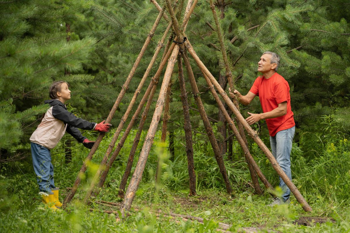 Illustration d'un grand père construisant une cabane avec sa petite fille