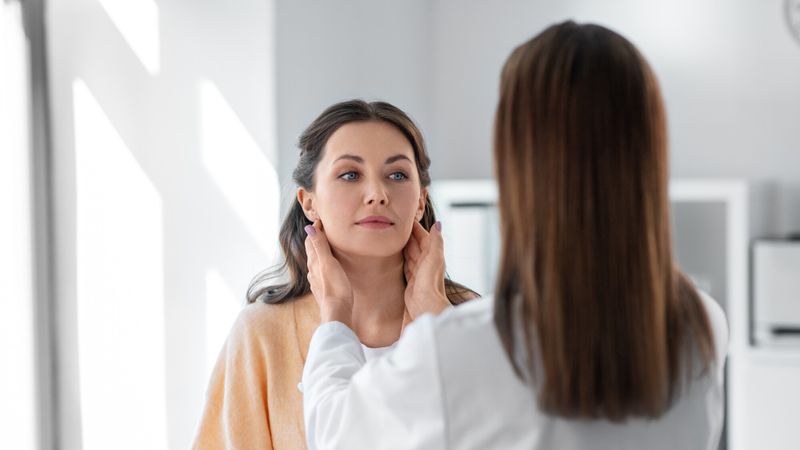 Illustration d'un médecin vérifiant les ganglions lymphatiques