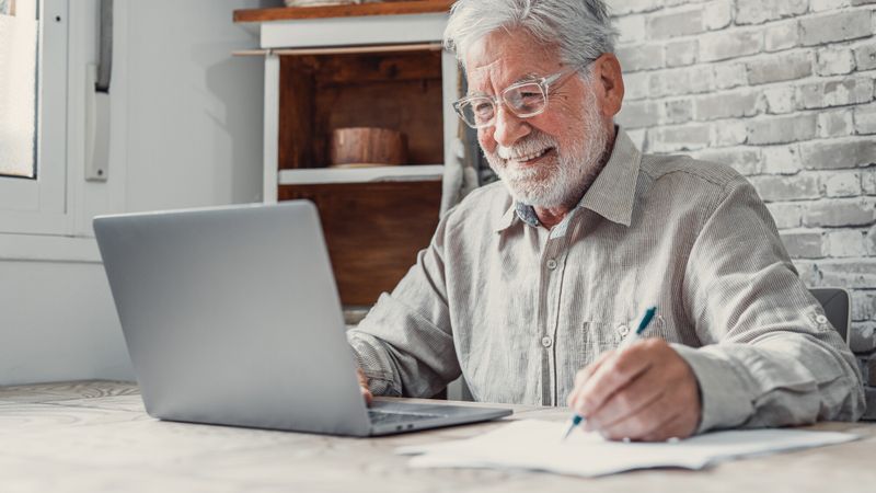 Illustration d'un senior devant un ordinateur