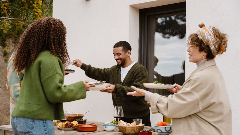 Illustration d'une famille autour d'une table