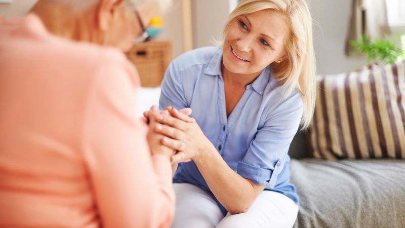 Illustration d'une femme aidant une senior