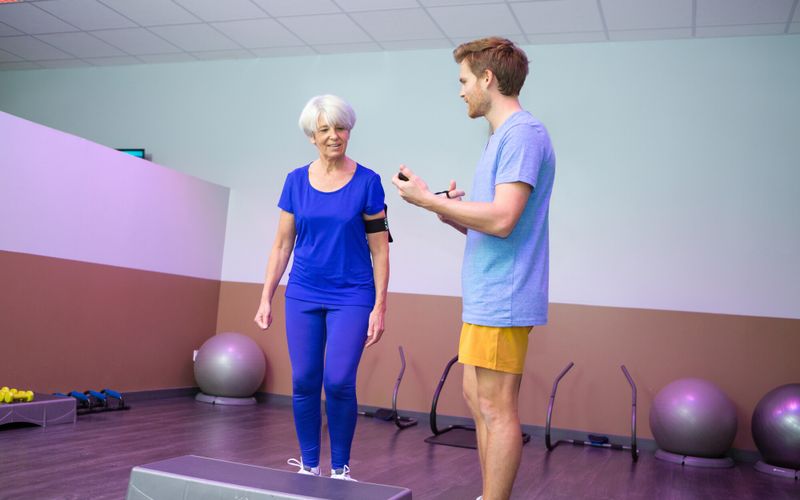 Marche à reculons: quels sont les bienfaits santé de cette pratique?