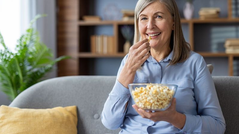 Illustration d'une femme devant la télévision