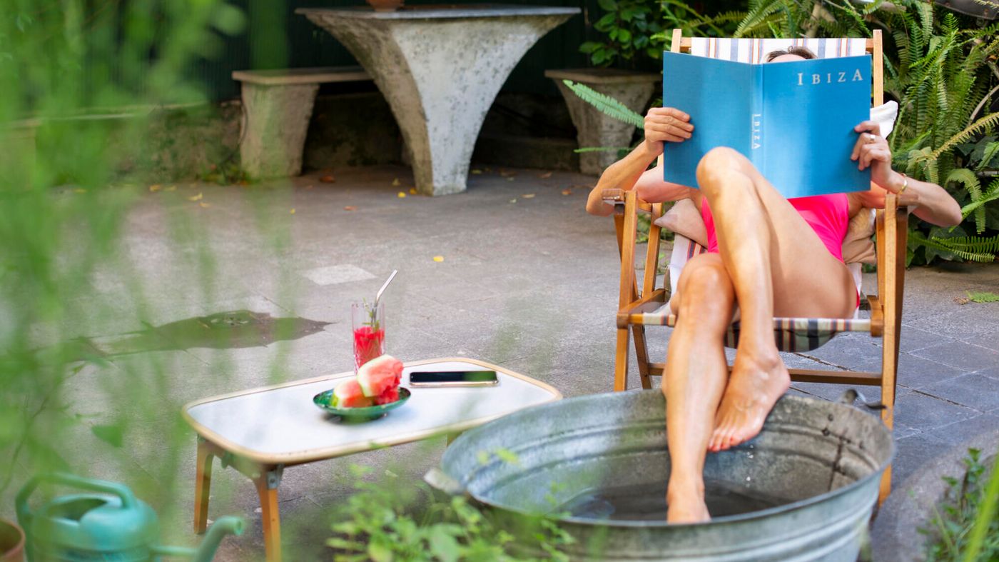 Illustration d'une femme en vacances à Ibiza