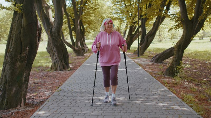 Illustration d'une femme faisant de la marche rapide