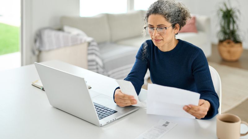 Illustration d'une femme regardant ses comptes