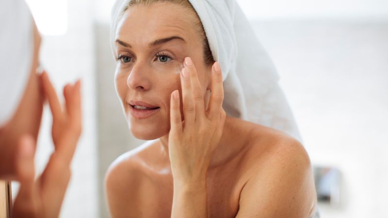 Illustration d'une femme se mettant de crème