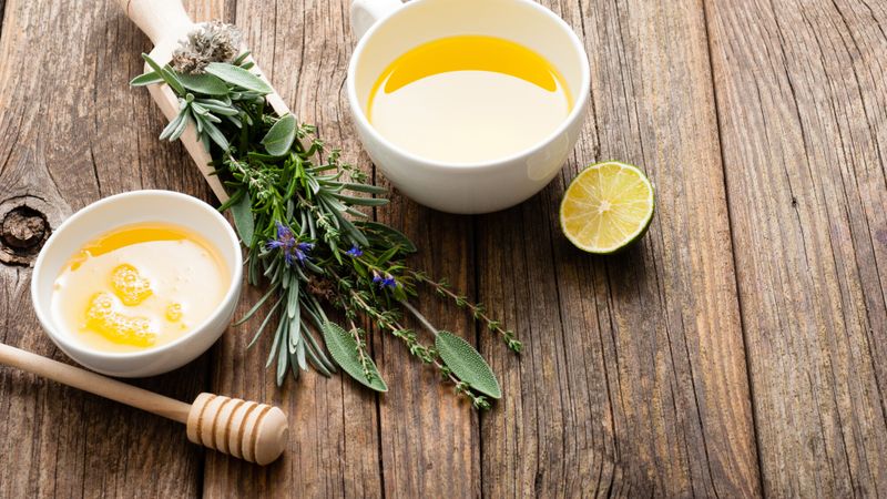 Illustration d'une tisane thym, citron, miel, remède de grand-mère en cas de rhume