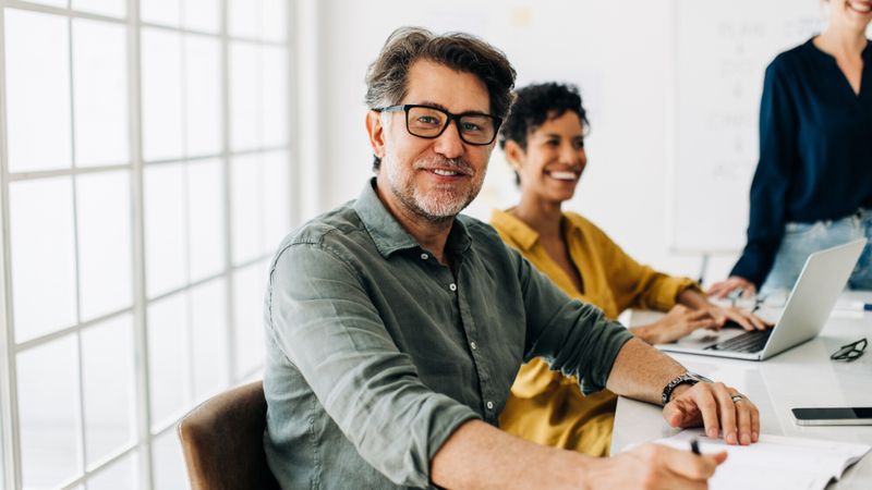 jeune senior au travail