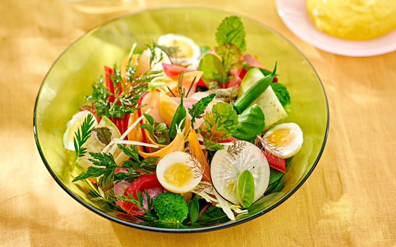 Légumes printaniers, œufs de caille et sabayon au curry de Madras