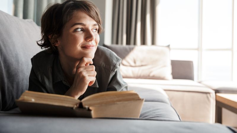livre-lire-canapé-femme-brune