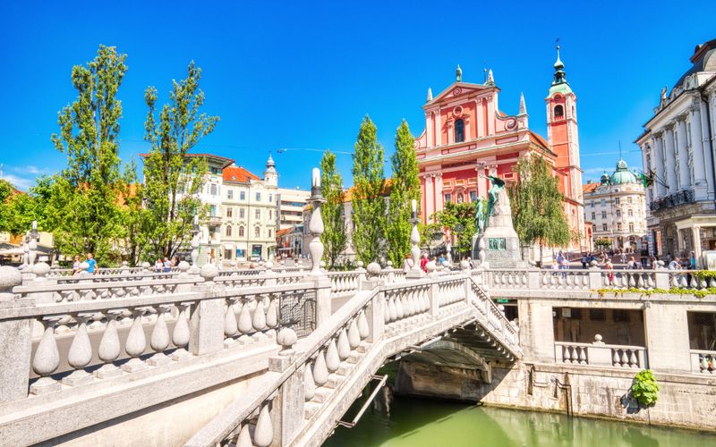 Cette coquette capitale européenne encore confidentielle est à moins de 2h de la France en avion