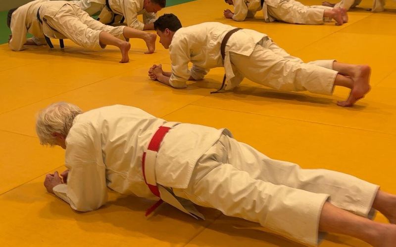A 95 ans, elle est ceinture rouge et blanche de Taï-Jitsu Do