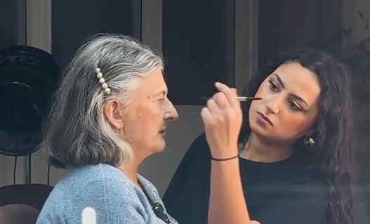 Vidéo. La magie du maquillage pour égayer le quotidien des résidents en Ehpad