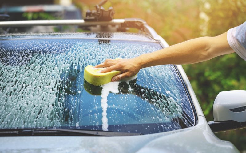 Comment enlever les insectes collés sur mon pare-brise?