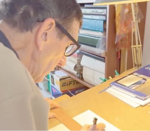 Vidéo. A 83 ans, il invente des objets pour son fils handicapé