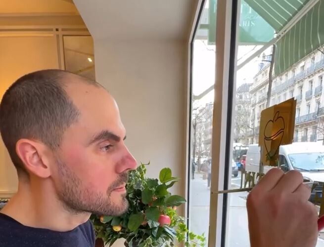 Vidéo. Julien a un métier insolite: il est peintre en lettres et nous explique ce que c'est