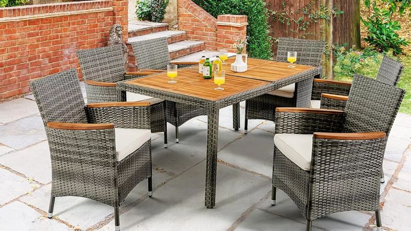 Profitez de 33 % de remise sur ce salon de jardin 6 places en rotin PE