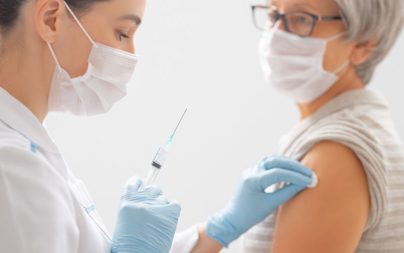 Coronavirus: 5 questions sur les nouveaux vaccins anti-Covid-19 ciblant aussi Omicron