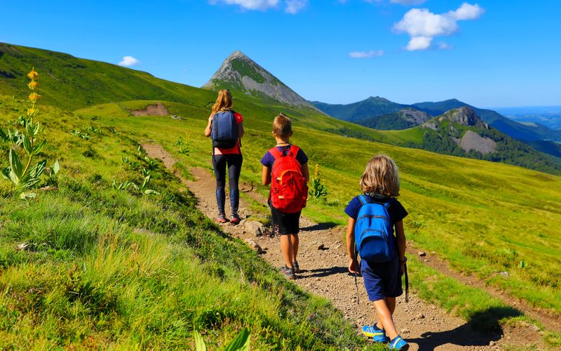Randonner avec ses petits-enfants: suivez le guide!