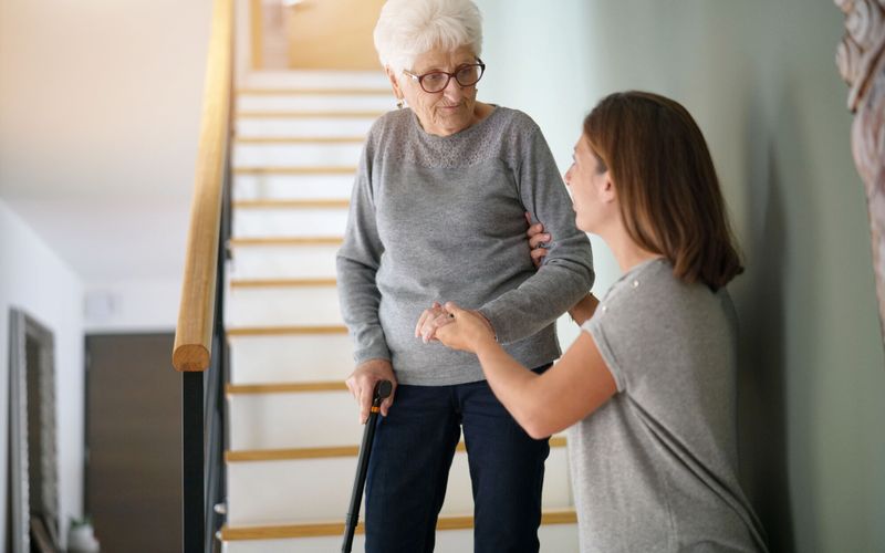 Grand âge: la gestion des départements critiquée