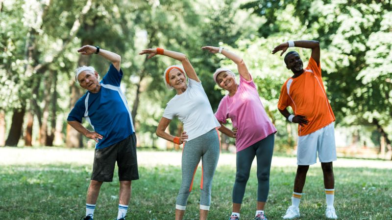 Un groupe de seniors faisant du sport