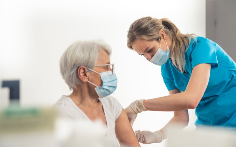 Covid-19: le vaccin bivalent n'est pas plus dangereux que le vaccin original